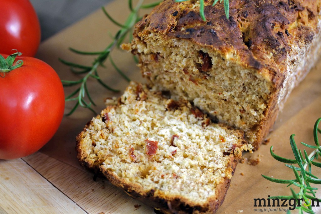 Tomaten-Rosmarin Brot - minzgrün