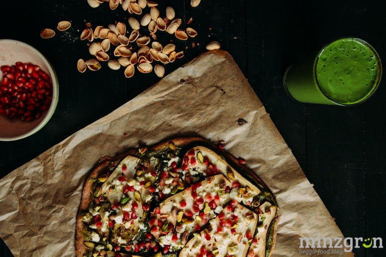 Pizza mit Auberginen, Feta &amp; Granatapfelkernen | minzgrün