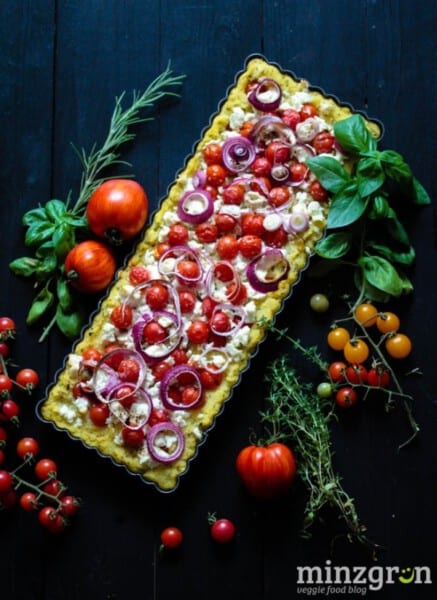 Kräuterpolenta-Tarte mit Tomaten und Feta