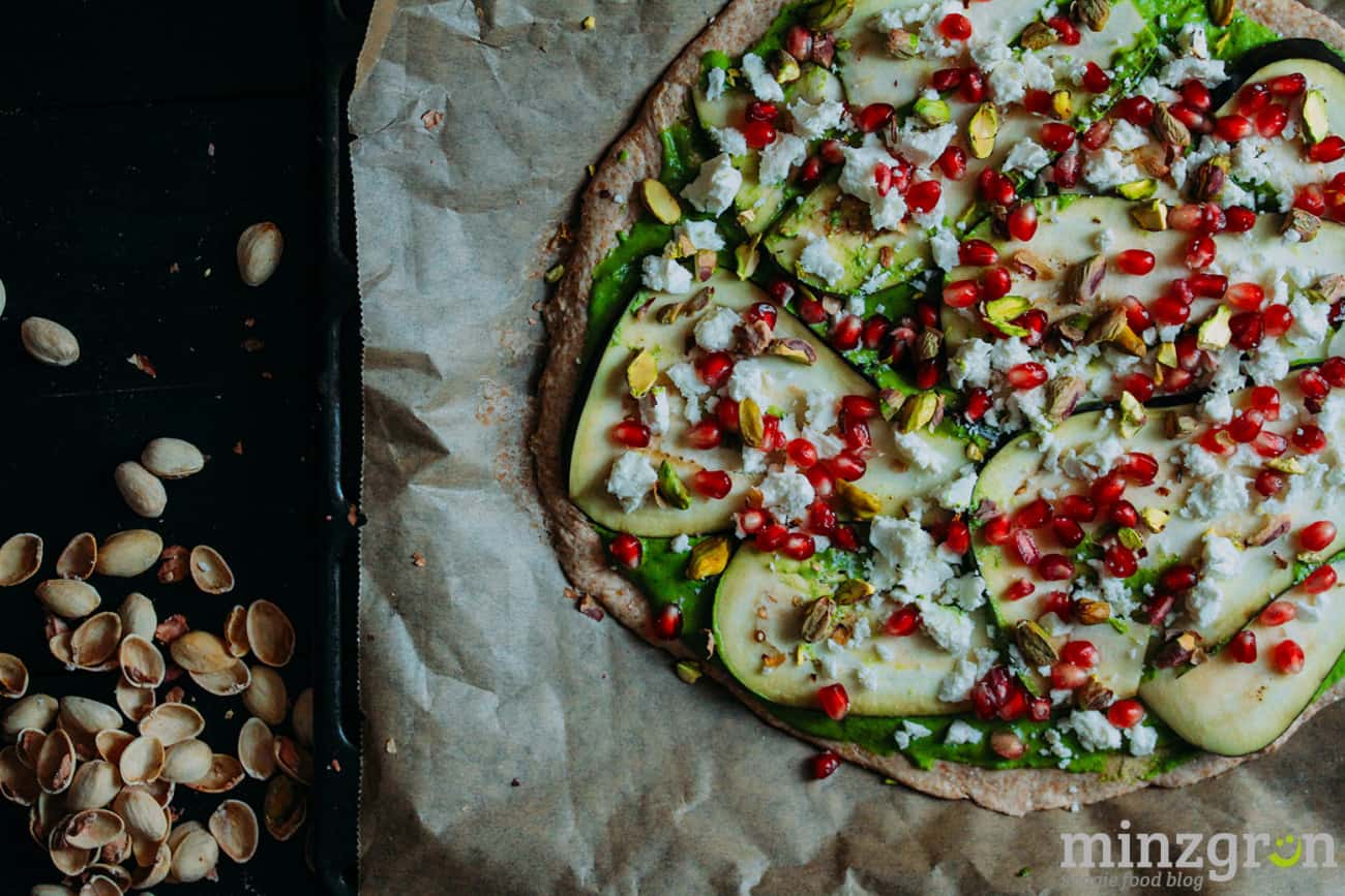 Pizza mit Auberginen, Feta &amp; Granatapfelkernen | minzgrün