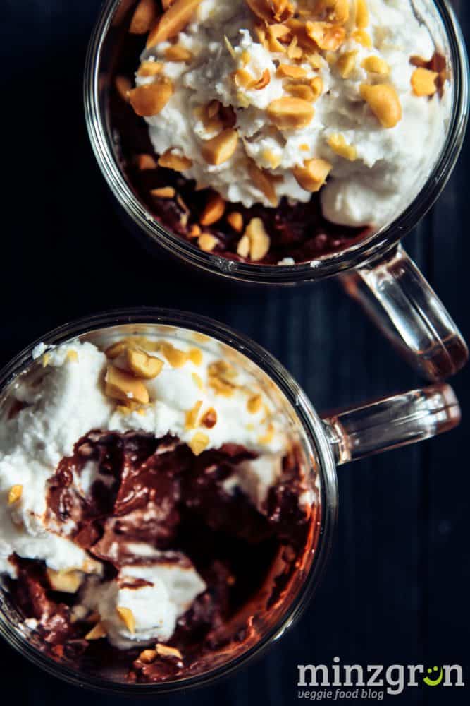 Avocado-Schoko-Pudding mit Kokossahne - minzgrün
