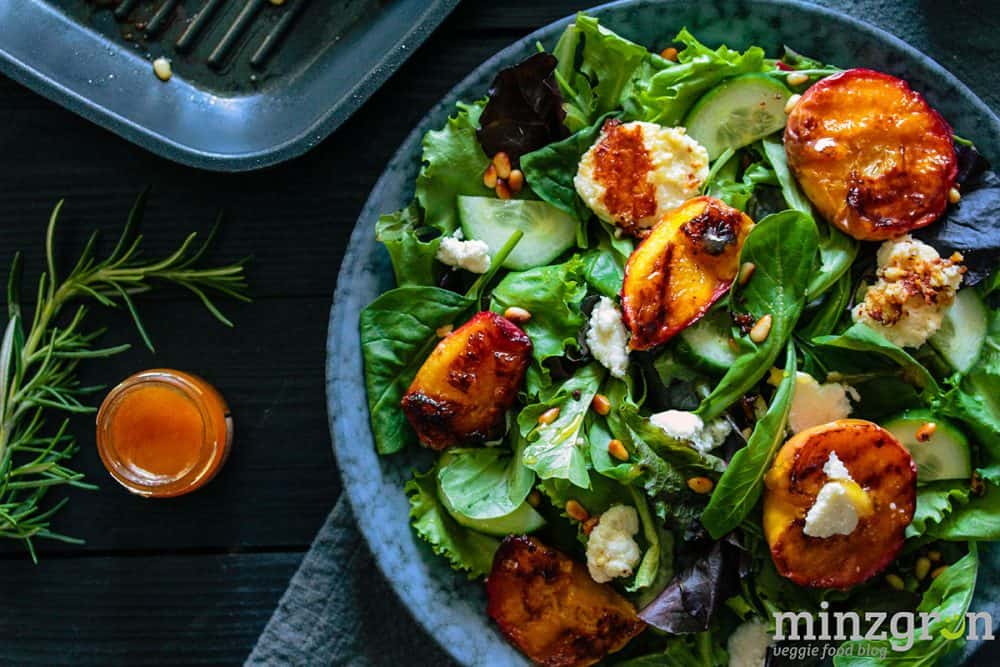 Gegrillte Pfirsiche mit Ziegenkäse, Honig und Rosmarin - minzgrün