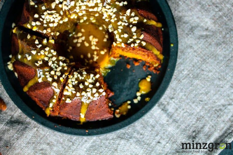 Kürbis-Marmorkuchen mit Orangenguss (vegan) - minzgrün