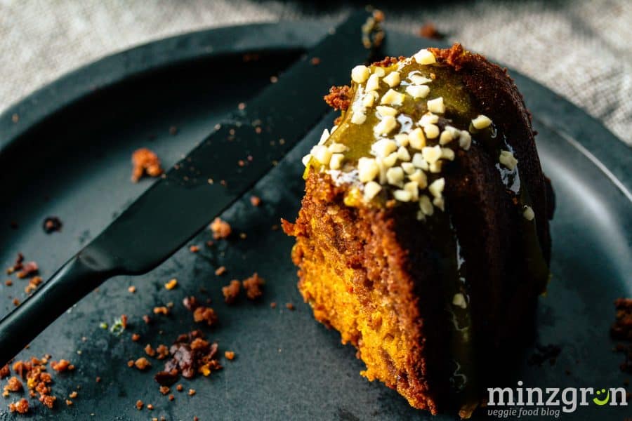 Kürbis-Marmorkuchen mit Orangenguss (vegan) - minzgrün