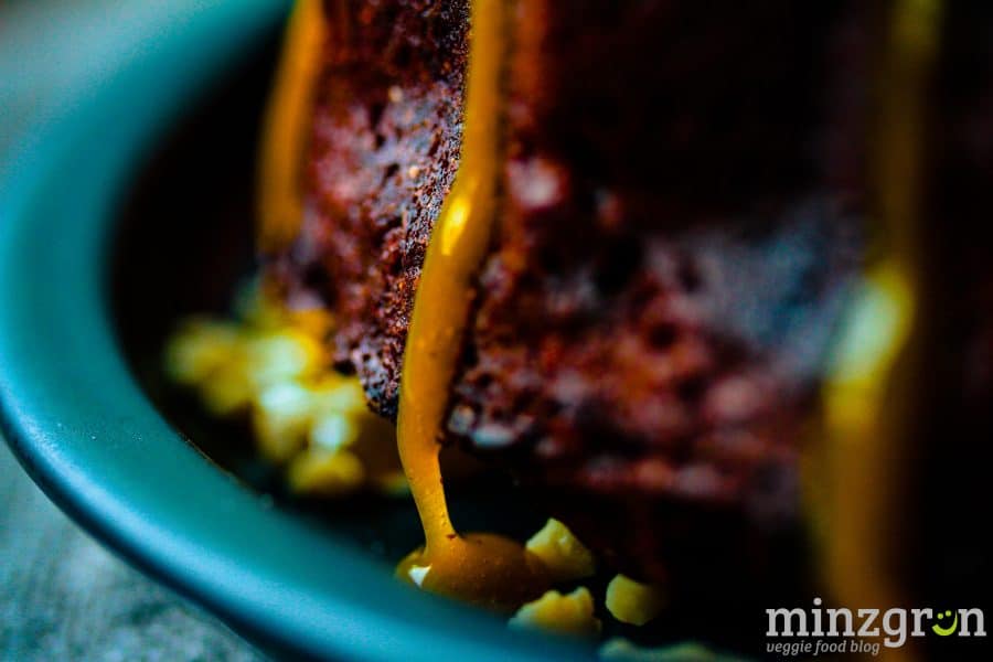 Kürbis-Marmorkuchen mit Orangenguss (vegan) - minzgrün